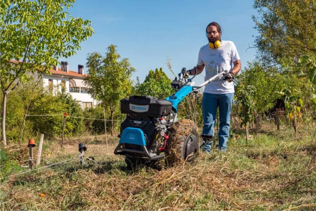 fresare l'orto con il motocoltivatore